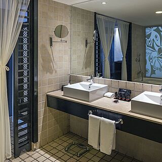 Ocean Coral & Ocean Turquesa &mdash; Sample Bathroom