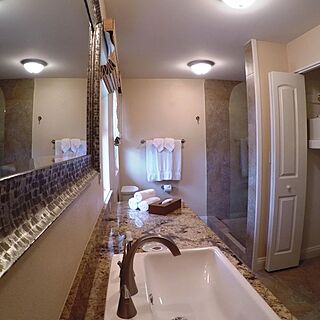 The Royal Lahaina — Sample Bathroom