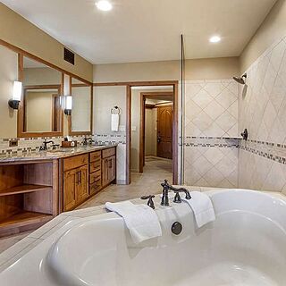 Hilton Vacation Club Sedona Summit — Sample Bathroom