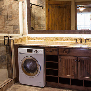 Westgate Smoky Mountain Resort & Water Park — Sample Bathroom