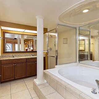 Westgate Lakes Resort & Spa — Villa Master Bathroom