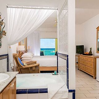 Wyndham Reef Resort — Sample Bathroom