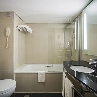 Vila Gale Cascais — Sample Bathroom