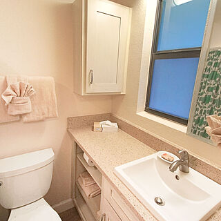 Mariner's Boathouse & Beach Resort — Sample Bathroom