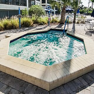 Mariner's Boathouse & Beach Resort — Hot Tub