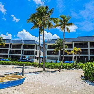 Mariner's Boathouse & Beach Resort — Beach