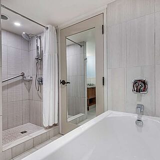 Hilton Vacation Club Flamingo Beach St. Maarten — Sample Bathroom