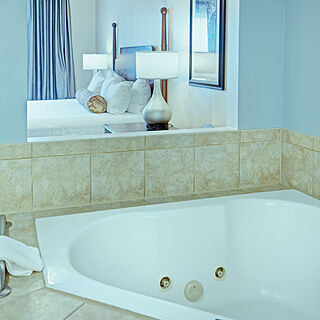 Club Wyndham Old Town Alexandria &mdash; Sample Bathroom