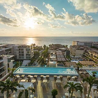 The Reef 28 — Pool Area