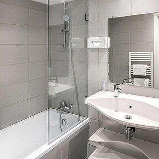 Adagio Nice Promenade des Anglais — Sample Bathroom