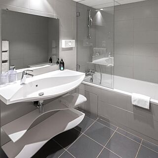 Adagio Nice Promenade des Anglais — Sample Bathroom
