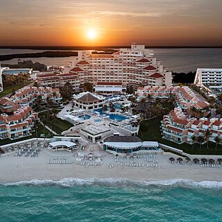 Wyndham Grand Cancun All-Inclusive Resort & Villas — Exterior