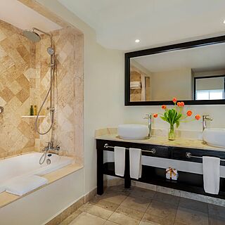 Dreams Los Cabos Suites Golf & Spa Resort — Sample Bathroom