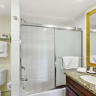 Hono Koa Resort — Sample Bathroomn