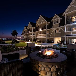 Carlsbad Inn Beach Resort — Firepit Area at Night