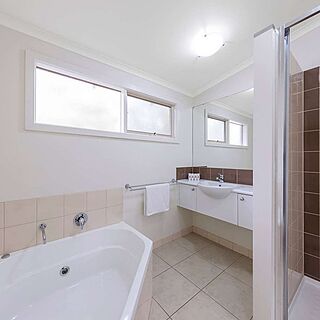 Ramada Resort by Wyndham Phillip Island — Sample Bathroom