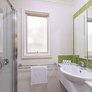 Ramada Resort by Wyndham Phillip Island — Sample Bathroom
