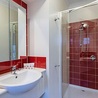 Ramada Resort by Wyndham Phillip Island — Sample Bathroom