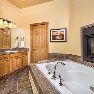 Club Wyndham Galena — Sample Bathroom