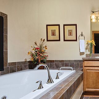 Club Wyndham Galena — Sample Bathroom