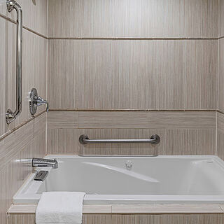 Club Wyndham Inn on Long Wharf — Sample Bathroom