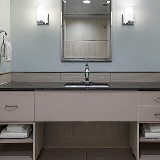 Club Wyndham Inn on Long Wharf — Sample Bathroom