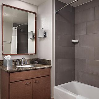 Marriott's Summit Watch — Sample Bathroom With Tub