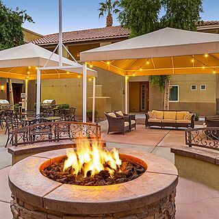 Marriott's Desert Springs Villas II — Courtyard with Grilling Area and Firepit