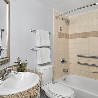Marriott's Harbour Point and Sunset Pointe at Shelter Cove &mdash; Sample Bathroom