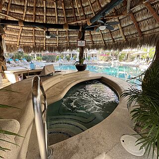 Swim up bar and hot tub