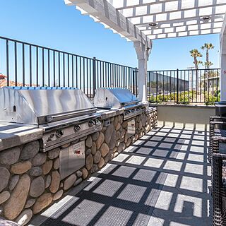 Carlsbad Inn Beach Resort — Grilling and Picnic Area