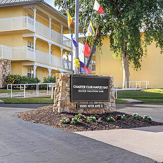 Hilton Vacation Club Charter Club Naples Bay — Exterior