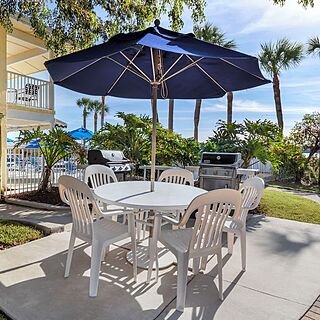 Hilton Vacation Club Charter Club Naples Bay — Resort Patio Seating