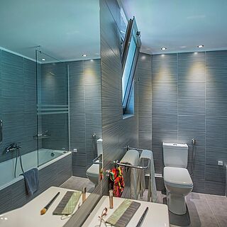 Golden Coast Hotel & Resort — Sample Bathroom