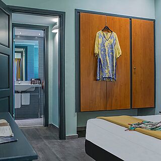 Golden Coast Hotel & Resort — Sample Bathroom