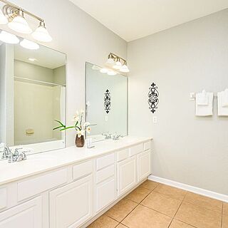 Vista Cay Resort by Millenium — Sample bathroom
