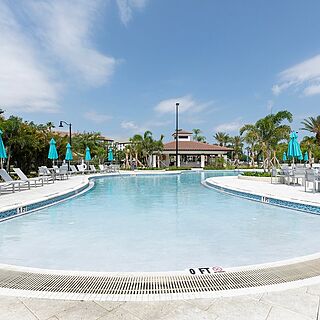 Vista Cay Resort by Millenium — Outdoor swimming pool