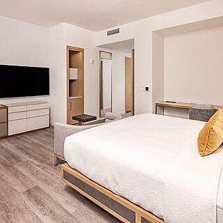 Hilton Club, The Central at 5th New York — Sample studio unit
