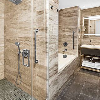 Hilton Club, The Central at 5th New York — Sample bathroom