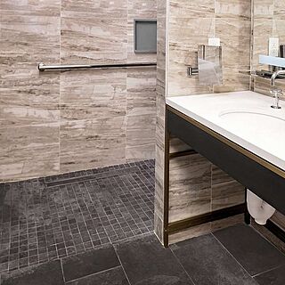Hilton Club, The Central at 5th New York — Sample bathroom