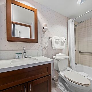 Imperial Hawaii Vacation Club &mdash; Sample bathroom