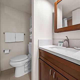 Imperial Hawaii Vacation Club — Sample bathroom