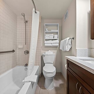 Imperial Hawaii Vacation Club — Sample bathroom