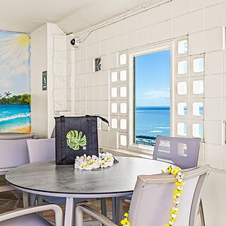 Imperial Hawaii Vacation Club — Pool deck seating area