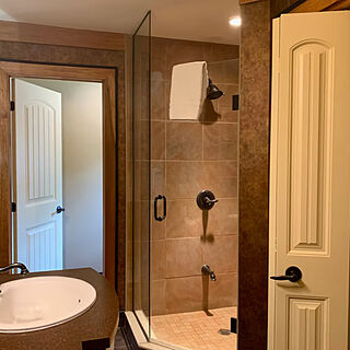 The Cottages of Port Stanton — Sample bathroom