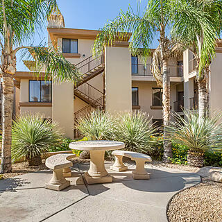 Hilton Vacation Club Scottsdale Links Resort — Resort grounds and picnic bench