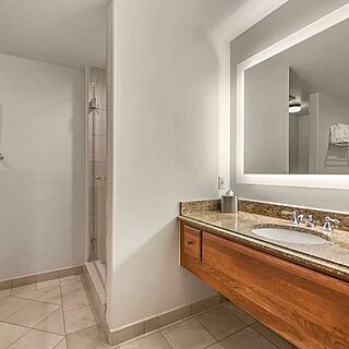 Valdoro Mountain Lodge, a Hilton Grand Vacations Club — Sample suite bathroom