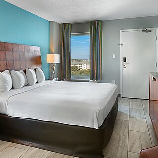 Crown Reef Beach Resort and Waterpark — Sample bedroom