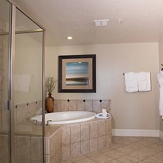 Holiday Inn Club Vacations at Orange Lake Resort - River Island — Sample four-bedroom Signature villa bathroom