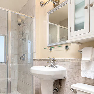 WorldMark Seattle - The Camlin — Sample bathroom